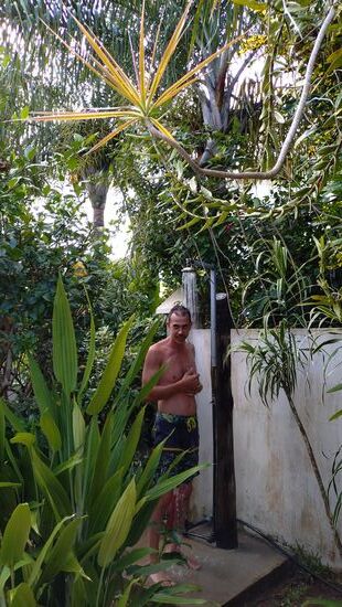 Open Air Dusche...drinnen gabs aber auch eine.