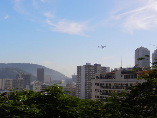 Ein kleiner Ausblick von der Terrasse...der Flieger landet uebrigens hinter den Haeusern!