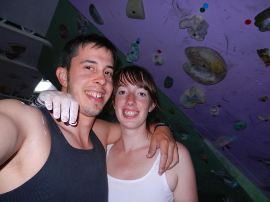 Unglaublich! Am 2. Tag fragten wir uns wohin die ganzen Leute mit den Chalkbags wollen, die an unserem Hostel vorbeikamen! Das Ergebnis: 10 m neben uns unter einem Wellblechdach, eine kleine Boulderhalle! yippie