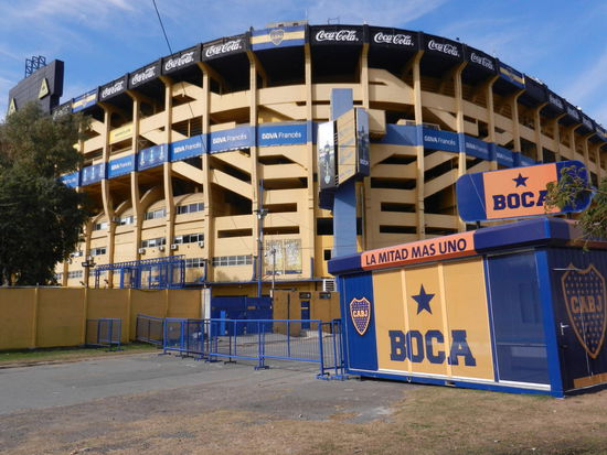 Neben San Telmo ist das Viertel La Boca, wo auch das Stadion des Fussball-Vereins Boca Juniors ist. Fuer alle die es nicht wissen, dort hat einst Diego Amando Maradonna das Fussballspielen gelernt!