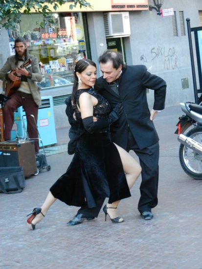 Tango Argentina!!!
Bei 15 Grad, aber sehr frischem Wind, trauten sich doch die beruehmten Tango-Taenzer auf die Strasse.