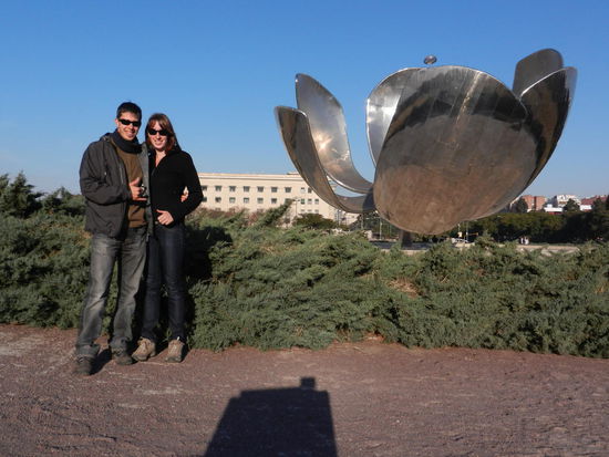 Wir vor der "floralis generica", einer 20m hohen Bluete aus Metall, die sich bei Sonnenaufgang oeffnet und bei Sonnenuntergang schliesst!