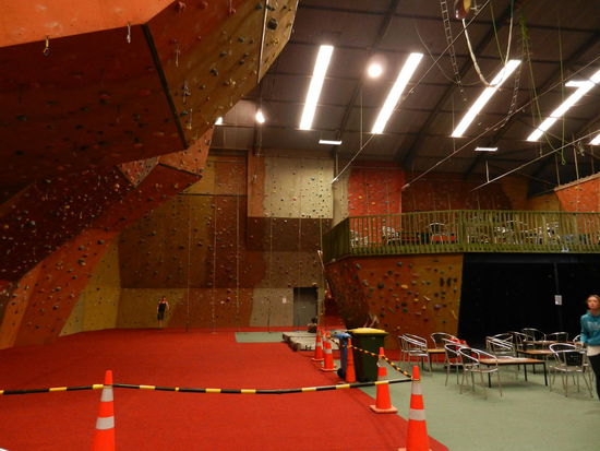 Die riesige Kletterhalle in einem alten Flugzeughanger!