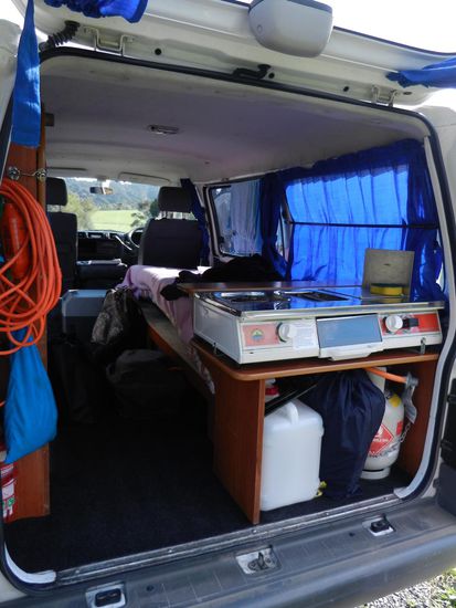 ...klein, aber fein! Alles da was man braucht: Wasserkanister, Gasherd inkl. Ofen, Verstauraum, Kuehlschrank, ausklappbarer Innentisch, Stuehle und Tisch fuer draussen und natuerlich das ausziehbare Doppelbett!