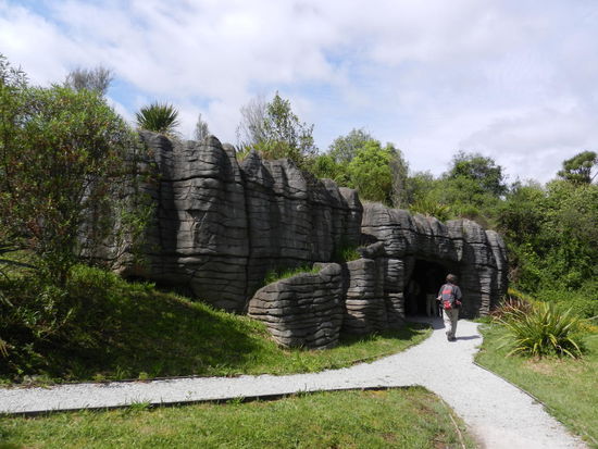Der Eingang zur Ruakuri Cave.