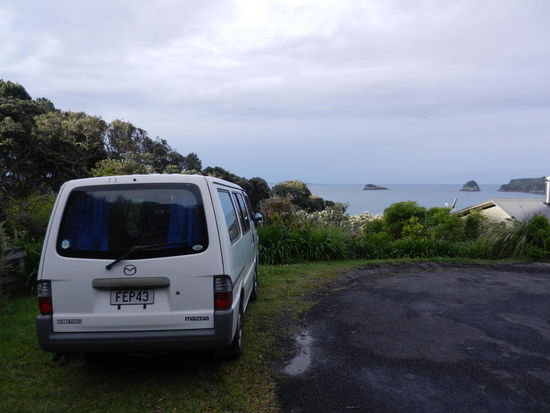 Entlang der Kueste gab es hoechstens ein paar kleine Ortschaften die offensichtlich von der oberen Gesellschaftsklasse bewohnt sind. Da es abseits der Strassen eher schwierig war einen Nachtplatz zu finden, sind wir in ein Wohngebiet der Ortschaft Hahei gefahren und haben bei einer Villa am Huegel die Bewohner gefragt, ob wir neben ihrer Einfahrt bleiben duerfen! Als wir uns als Deutsche indentifizierten, waren die Leute sehr nett und wir hatten einen Schlafplatz mit Blick aufs Meer!