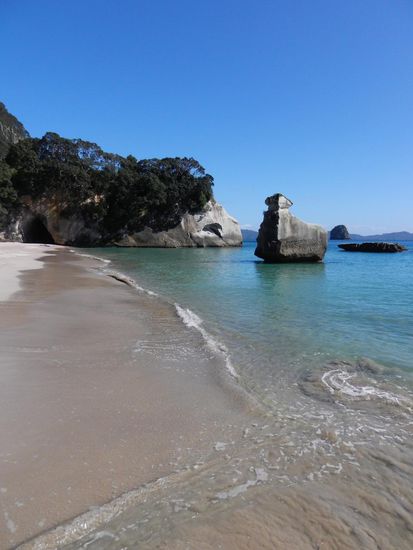 Dieser tolle Kuestenabschnitt heisst Cathedral Cove . . .