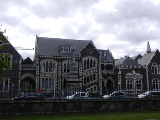 Eines der wenigen unversehrten Gebaeude.