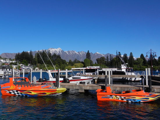 Typisches Bild von Neuseeland: Der Hafen von Queenstown mit Speedbooten!