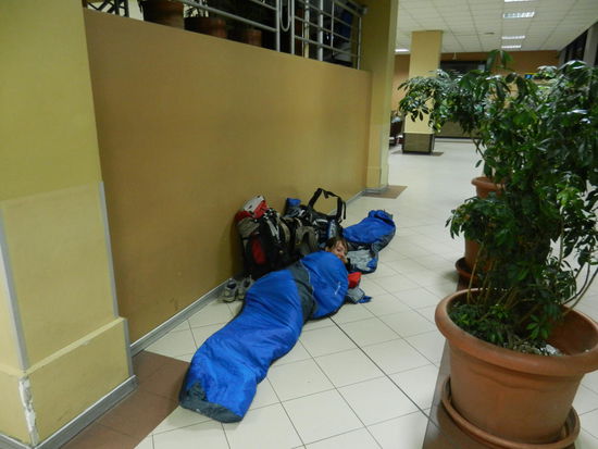 Unser Schlafplatz am Flughafen in Quito, Ecuador!