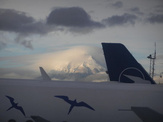 Am Flughafen Quito hat man einen tollen Blick auf Ecuadors zweithoechsten Vulkan, dem Cotopaxi! Er ist mit 5900m einer der hoechsten aktiven Vulkane der Erde!