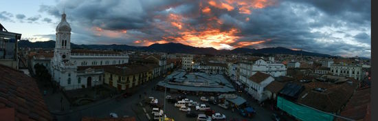 Der Blick von unserem Hostel. Die historische Stadt Cuenca liegt auf 2400m im Hochland der Anden.