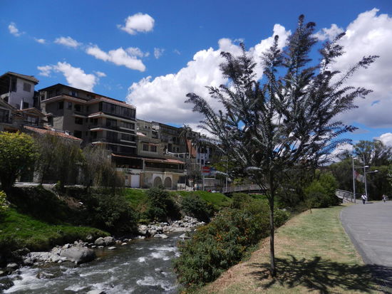 Entlang des Flusses Tomebamba.