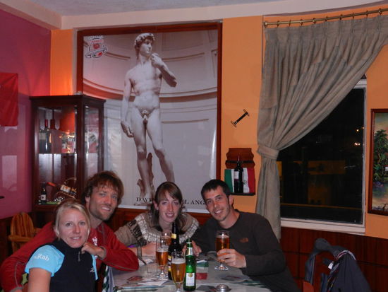 Bei einer leckeren Pizza tauschten wir Neuigkeiten aus und planten die naechsten Tage.