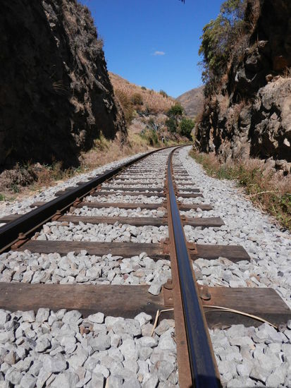 Auf den Gleisen des "Nariz del Diablo"! Alle Touris fahren auf der bekannten Zugstrecke um die sog. Teufelsnase zu sehen...da es mittlerweile unverschaemt teuer geworden ist, fuer 12km 25 US$, entschlossen wir kurzerhand an den Gleisen und Berghaengen entlang zu wandern!