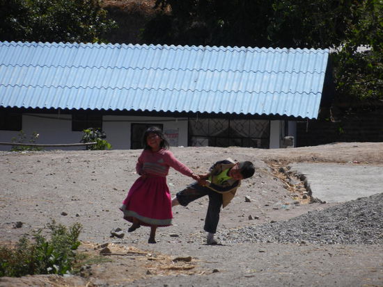 Da es kein offizieller bzw. bekannter Wanderweg war, hatten wir das Glueck durch ein kleines Bergdorf zu kommen und die Einheimischen bei Ihrem Alltag zu ertappen. Natuerlich waren wir umgekehrt fuer diese auch eine kleine Attraktion!