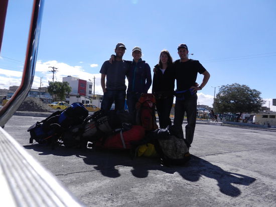 Wir vier plus Gepaeck auf der Weiterreise nach Latacunga.