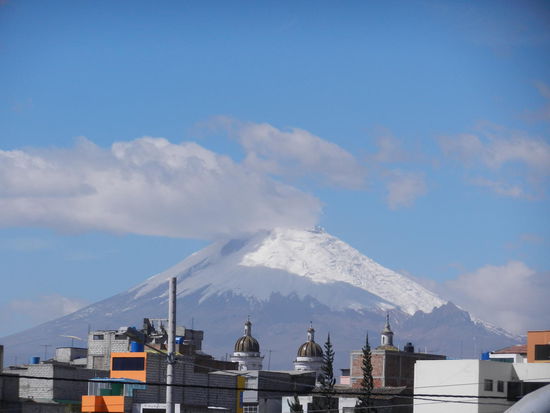 Blick von der Dachterrasse unseres Hostels auf den Vulkan Cotopaxi.