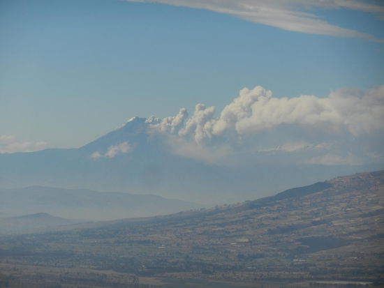 Auf der Fahrt zu unserem naechsten Ausflug sahen wir in de Ferne den aktiven und aschespuckenden Vulkan Tungurahua.