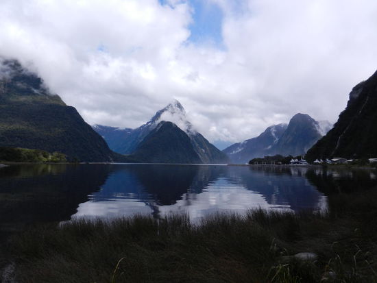 Milford Hafen und Mitre Peak.
