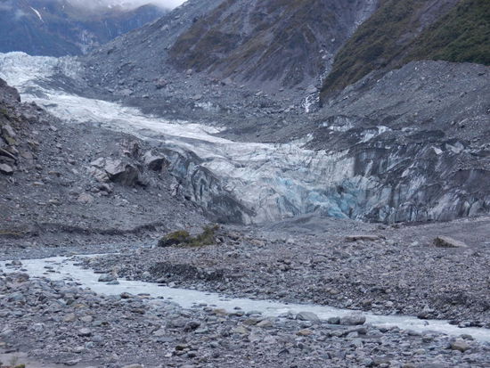 An der Grenze zu den Bueschen erkennt man, wie viel an Masse der Gletscher verloren hat.