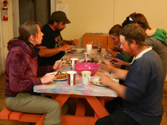 Hinten links Brian und gegenueber Anna, die uns an diesem Abend mit einem sau leckeren Wildschweinbraten verwoehnte!