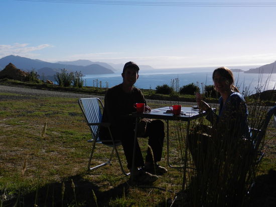 Ein Bild speziell fuer Oma & Opa: Wir beide bei einer Partie Romme! Interessant an welch verschiedenen Orten wir schon aufregende Partien gespielt haben.