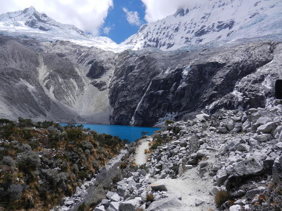 Nach 3 stuendigem Aufstieg der erste Blick auf die Laguna 69 direkt unterhalb des Gletschers!
...das erstemal raubt einem nicht die Hoehe den Atem!