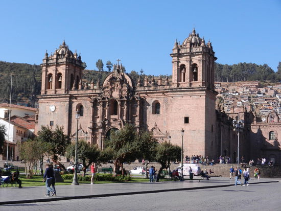 Der groesste Plaza Cusco's mit Kathedrale.