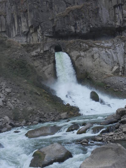 Ein Fluss bricht aus dem Berg...sein Name ist "Urubamba"!