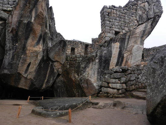 Der Tempel des Condor! Im Vordergrund sieht man den Kopf mit gefiedertem Kragen und Koerper, im Hintergrund die gespreitzten Fluegel.