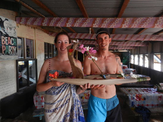 An diesem Tag hatte Chris die Idee, dass jeder bis zum Abend ein Boot bauen soll aus allen Materialen, die man auf der Insel finden kann. Mel und ich liessen uns von der Natur inspirieren und schafften es, einen kleinen Katamaran aus Holz, Palmen und Kokosfasern zu basteln. Wir waren sehr ueberrascht und stolz, dass wir sogar die Einheimischen mit unserem Boot beeindrucken konnten! Als es dann ins Wasser zum Rennen kam, hatten wir zwar nicht die Nase vorn, aber immerhin wurden wir nicht Letzter!