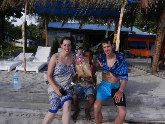 Ein einheimisches Kind fand unser Boot so schoen und wir machten ihn gluecklich, als wir es ihm schenkten!