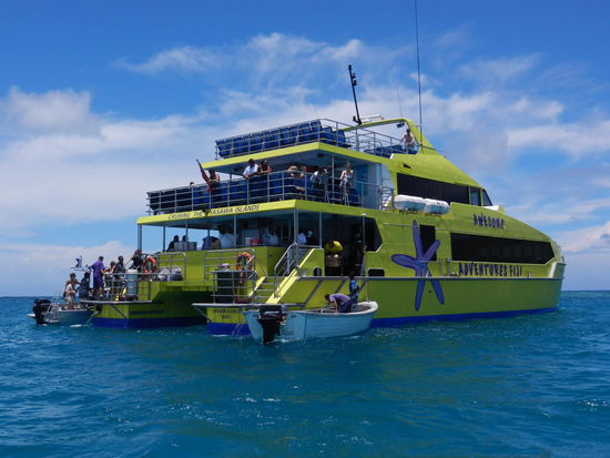 Der gelbe Yasawa-Flyer! Links und rechts steigt man auf die kleinen Boote der Resorts zu oder ab.