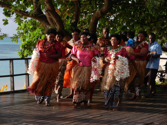 So erlebt man das richtige Fiji! Abends gab es Gesang und Tanz . . .