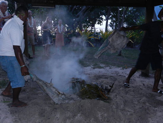 Zum Essen gab es Lovo, ein typisches Gericht mit Fleisch und Fisch, welches im Boden gegart wird. (Aehnlich wie das Hangi in Neuseeland).