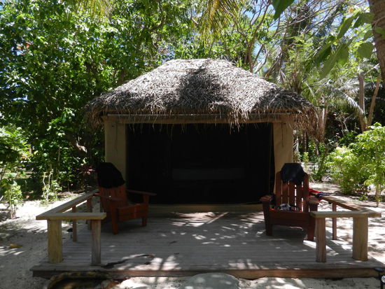 Unsere Huette inklusive Panorama-Fliegengitter und - Achtung Martin! - Open-Air Dusche!