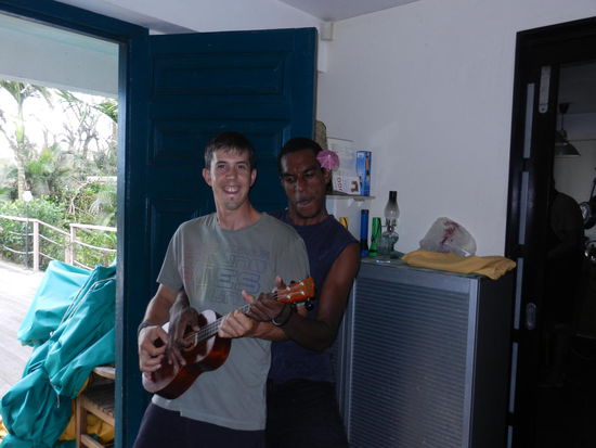 Niemals den Humor verlieren...unser Freund Pa und Tom an der Ukulele.