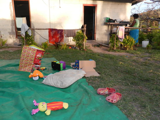 Verteilung der Weihnachtsgeschenke fuer die Kinder.