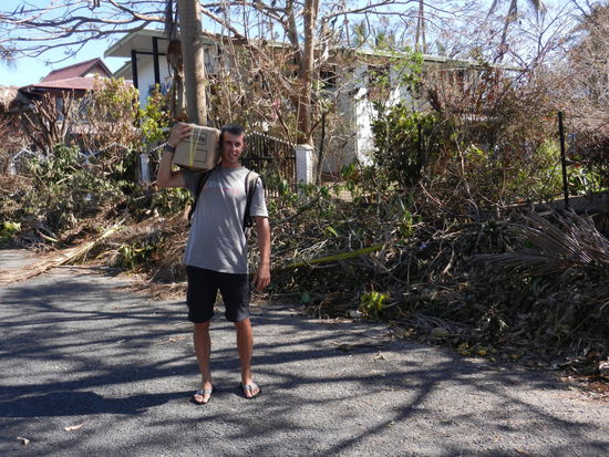 Kurz vor der Abreise...Tom schleppte das Paket mit Reis, Mehl, Salz und Zucker fuer die Familie!