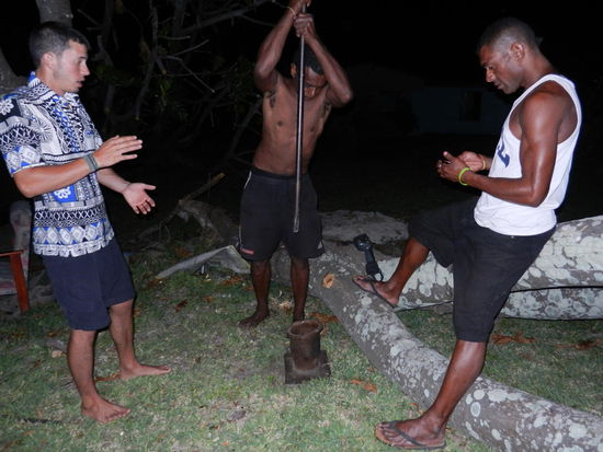 Nox beim Kava stampfen.