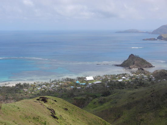 Das Dorf von oben.
Um einmal etwas Abstand zu bekommen, nutzten wir einen halbwegs bewoelkten Tag und wanderten den hoechsten Berg der Insel hoch, um einen Ueberblick zu bekommen wo wir sind!