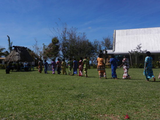 Ohne auf unsere Gastfamilie zu hoeren (die uns dorthin nicht mitgenommen haette!), mischten wir uns unter die zahlreichen anderen netten Leute! Uns wurden sofort Getraenke angeboten und wir durften sogar bei einem Brauch mitmachen!