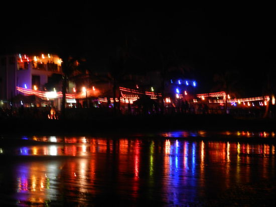 Anschliessend fuhren wir an den Strand und feierten auf einer Beachparty bis in den Morgen...