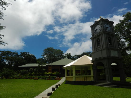 Am Eingang des Museums.