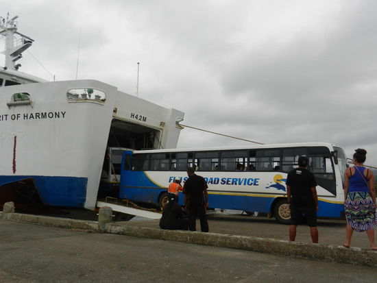 Mit dem Bus auf die Faehre.