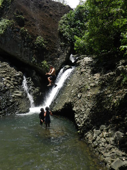 Tomasi konnte es natuerlich nicht lassen und sprang mehrmals drauf los! Bei Mela dauerte es etwas laenger bis sie sich ueberwand, da man nur einen Bereich von etwa 1qm mit tiefen Wasser hatte!