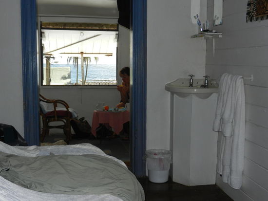 Unser Zimmer mit Blick aufs Meer. 
Fuer alle, die sich fragen, wie wir uns das leisten koennen: 
1 Nacht inkl. Fruehstueck p.P. 10 Euro