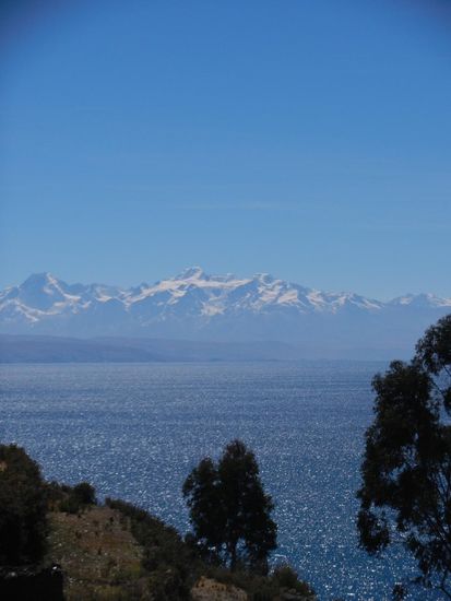 Im Hintergrund erstreckt sich die Cordillera Real.