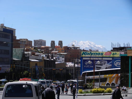 Hinter der Stadt ragt der 6440m hohe Berg Illimani auf.
